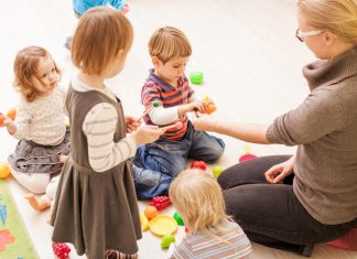 Ile zarabia pomoc nauczyciela w przedszkolu państwowym Sprawdź aktualne stawki i dodatki