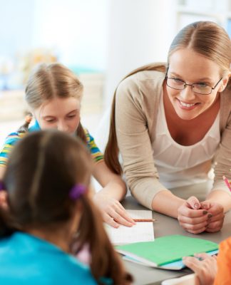 Pomoc nauczyciela w przedszkolu – poznaj wymagania i dowiedz się, jak zacząć pracę